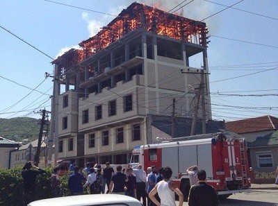 незаконная многоэтажка сожженная недовольными жителями улицы Агасиева в Махачкале 19 мая
