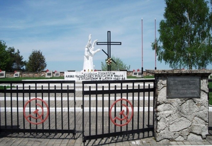В Польше осквернили кладбище воинов Красной армии фото 2