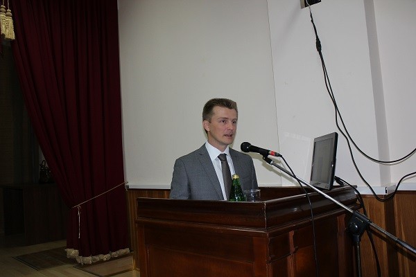 С приветственным словом к участникам семинара обращается  Олег Боев