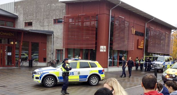 Мужчина с мечом устроил резню в шведской школе
