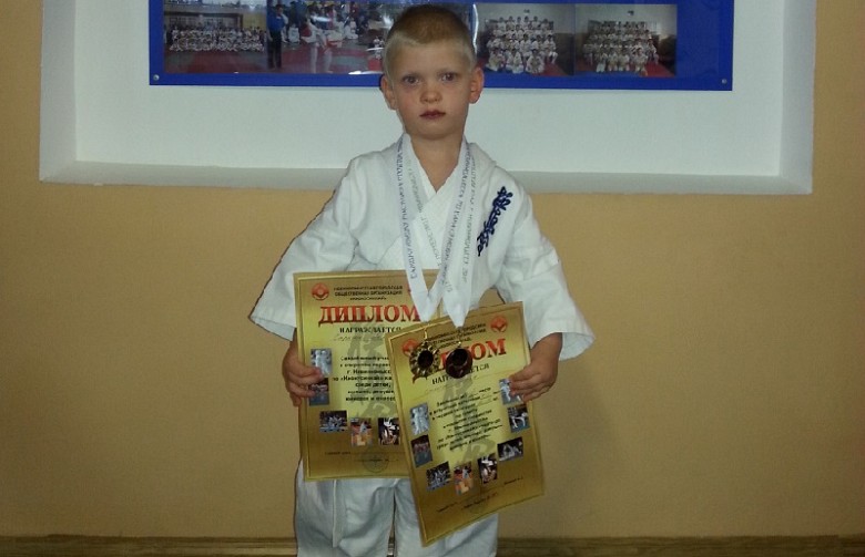 Самый юный участник  - Артем Стригин со спортивными трофеями