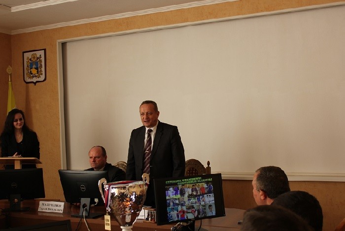 Участников спортивного праздника приветствует первый проректор НГГТИ Анатолий Глушко