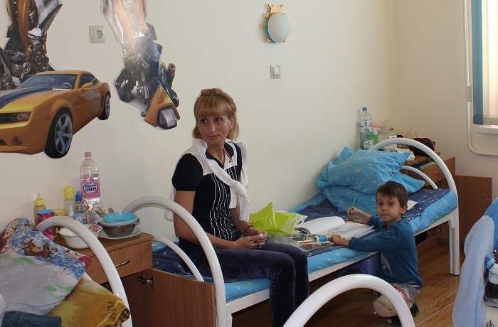 В палате педиатрического отделения пациент Вадим со своей мамой Натальей Ясинской
