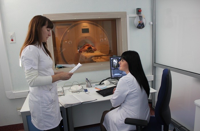 В Центре МРТ современной диагностики исследование коленного сустава пациента проводят руководитель Центра Оксана Глущенко (слева) и рентген-лаборант Татьяна Олейникова