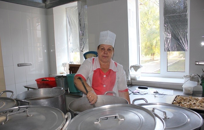 Старший повар смены больничного пищеблока Людмила Костюнина в своей стихии