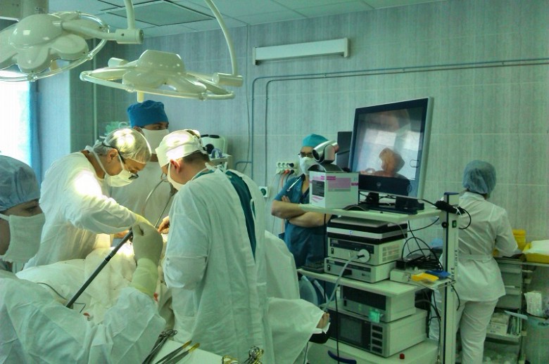 В операционной торакальной хирургии проводится эндоскопическая операция на легких