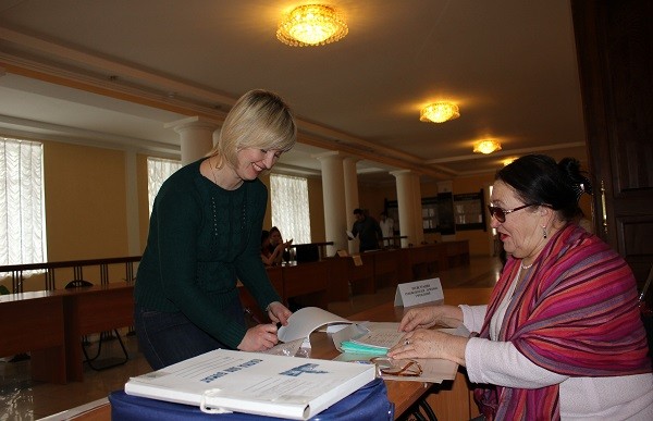«Заморская гостья» Ирина Адысева проходит регистрацию участников
