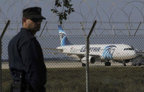 Угонщик выпустил всех пассажиров египтян из захваченного авиалайнера