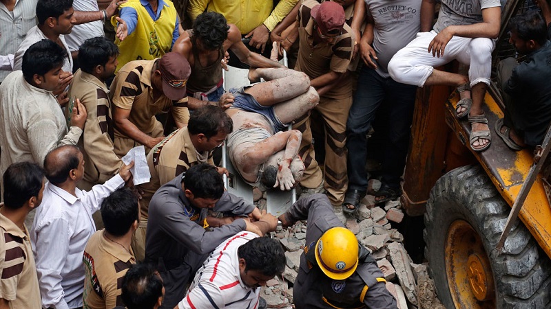 150 человек оказались заблокированы в Индии под обломками обрушившейся эстакады