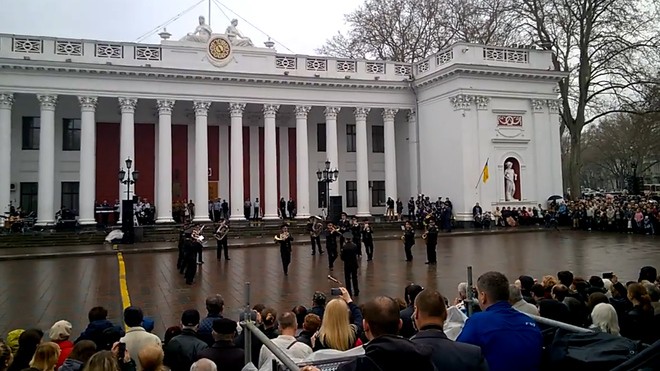 Выступление оркестра Национальной гвардии Украины на Думской площади в Одессе. Фото: lifenews78.ru