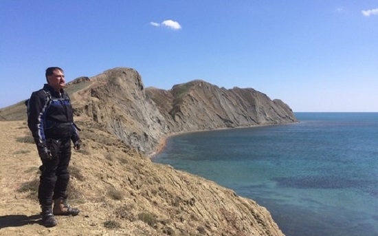В Крыму огромная скала обрушилась в море.ВИДЕО