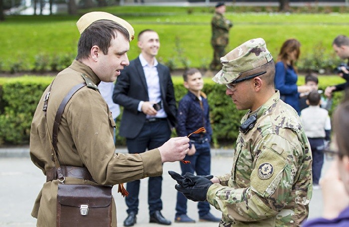 Американским военным в Кишиневе вручают Георгиевские ленты