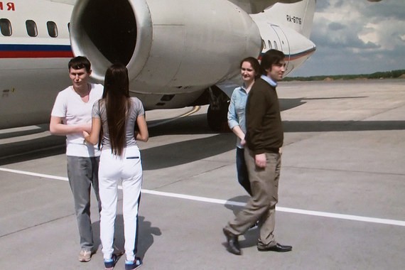 Александр Александров (слева) и Евгений Ерофеев с супругами в аэропорту