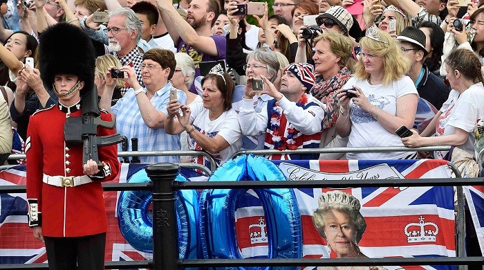 Зрители под впечатлением от парада выноса знамен в честь 90-летнего юбилея королевы Елизаветы II в Лондоне