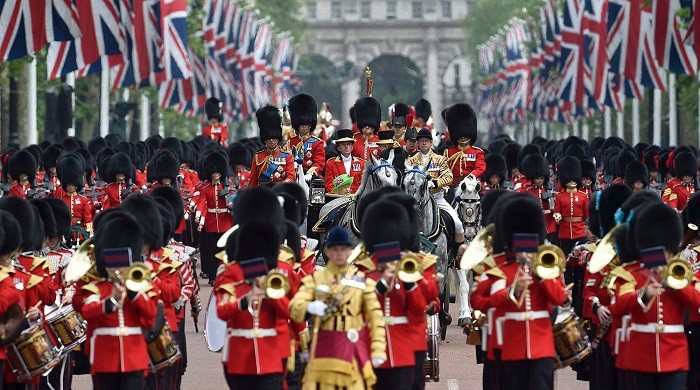 Парад выноса знамен в честь 90-летнего юбилея королевы Елизаветы II в Лондоне
