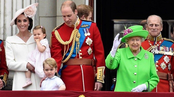 На балконе Букингемского дворца члены королевской семьи: герцогиня Кембриджская Кэтрин с принцессой Шарлоттой на руках, рядом принц Джордж и их сын принц Уильям, королева Елизавета II и принц Филипп.  Фото: gazeta.ru