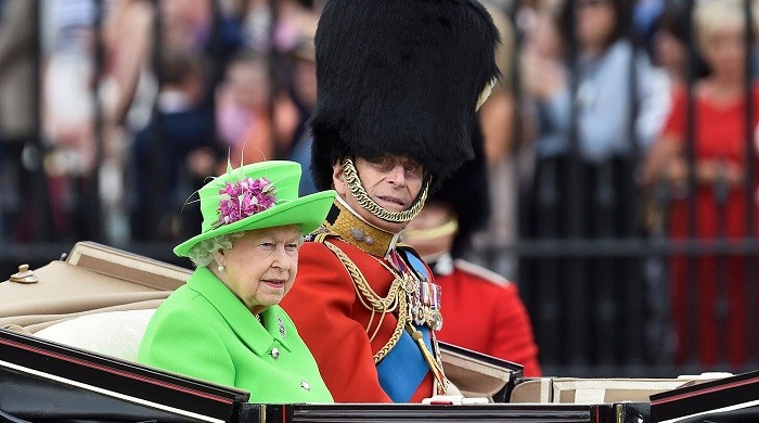 На торжественную церемонию прибывает Елизавета II с супругом принцем Филиппом