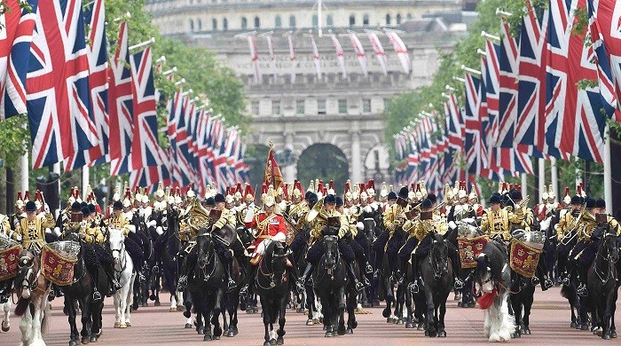 Парад выноса знамен в честь 90-летнего юбилея королевы Елизаветы II в Лондоне