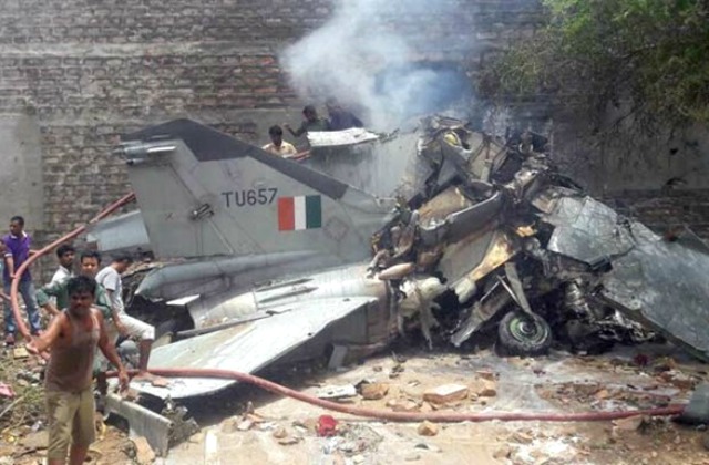 Индия: военный самолёт спикировал на дом