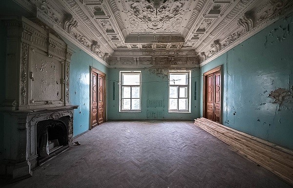 Комната с каминов в квартире Маннергейма, которую собираются ремонтировать власти Петербурга