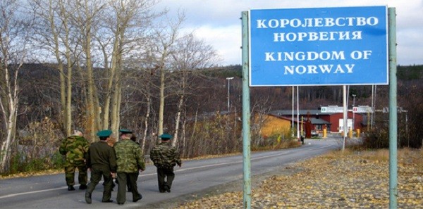 Норвежцы обкидали камнями российскую границу фото 2