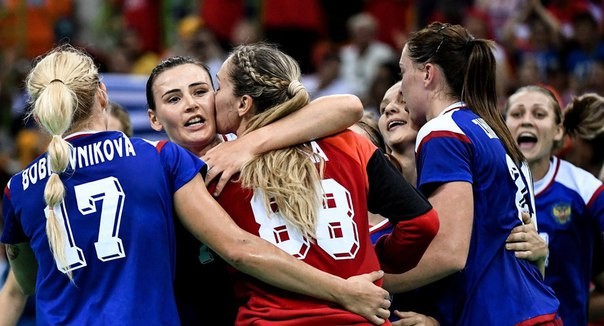 Женская сборная России по гандболу завоевали золото на Олимпиаде в Рио фото 2