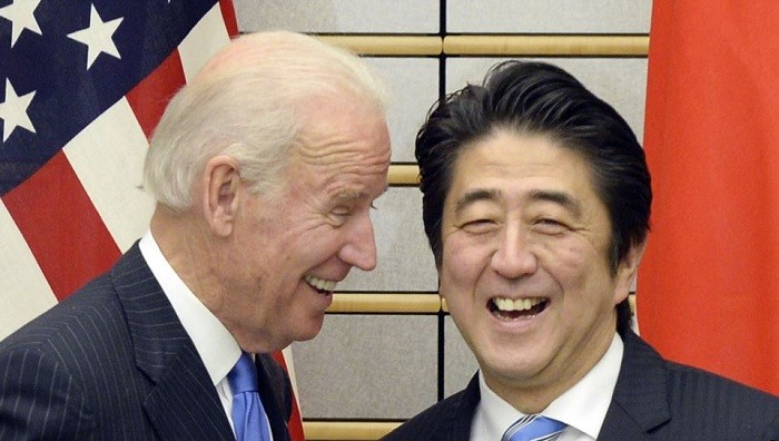 Вице-президент США Джо Байден и премьер-министр Японии Синдзо Абэ. Фото:  svoboda.org