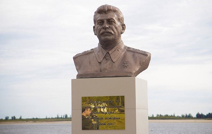 Бюст Сталину в Сургуте.   tumen.kp.ru
