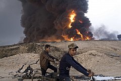 В центре Мосула боевики ИГ заживо сожгли в яме с нефтью своих дезертиров