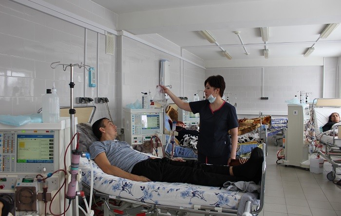 Анна Ковалёва беседует с пациентом