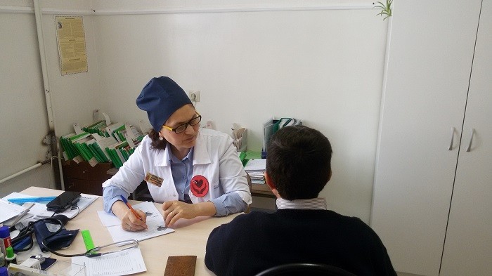 Врач-кардиолог Фатима Томова беседует с пациентом