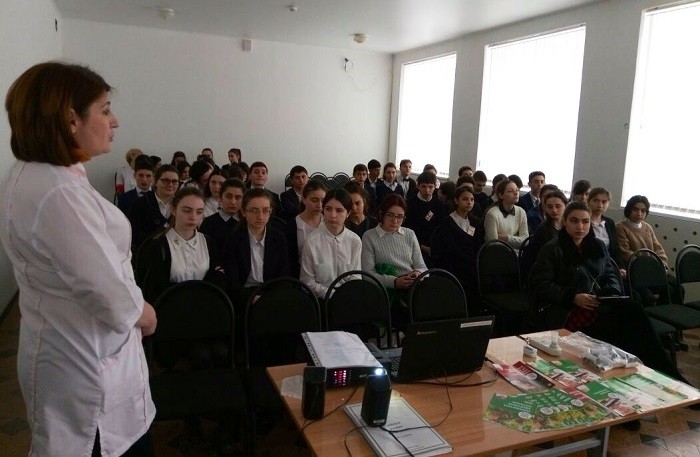 Врач Ирина Цагава проводит лекцию