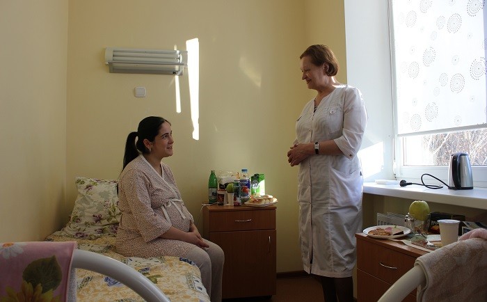 Заведующая акушерским отделением Любовь Уйменкова и будущая мама Фарида Зурабова. Накануне родов им есть о чем поговорить.