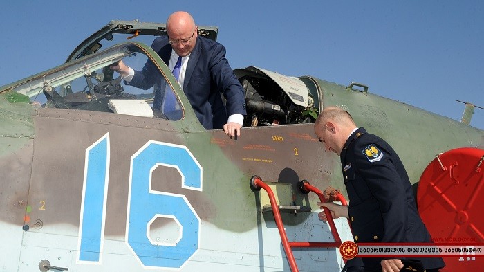 Министр обороны Грузии Леван Изория в кабине штурмовика Су-25