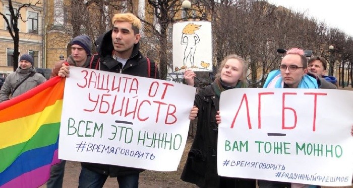 Петербургские активисты протестуют против нарушения прав геев в Чечне. Фото: svoboda.org