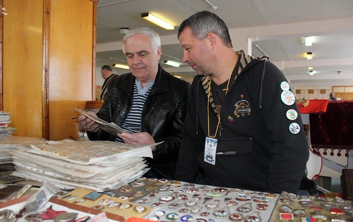 Коллекционеры Сергей Фролко (на фото - слева) и Виталий Олейник обсуждают экспонаты