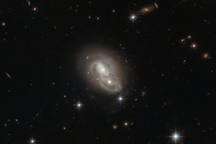 Телескоп «Хаббл» запечатлел быстрые пересекающиеся галактики. Фото: Dosug.md