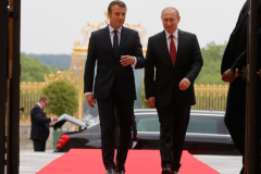 Макрон встретил Путина в Версале