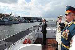 В Санкт-Петербурге президент России принимает парад в честь Дня ВМФ