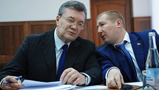 Бывший президент Украины Виктор Янукович и адвокат Виталий Сердюк. Архивное фото:  ria.ru