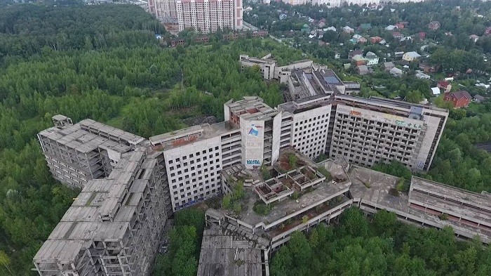 Недостроенный госпиталь КГБ. Фото: youtube.com