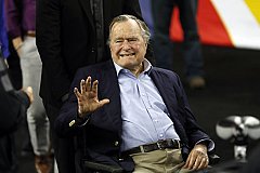 Буш-старший снова в центре скандала