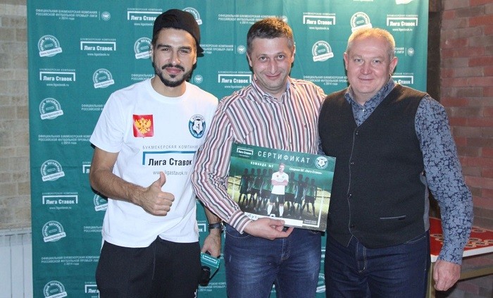 На фото: Евгений Савин, телеведущий (в белой футболке), Юрий Красножан, тренер (в жилете), а так же болельщик.