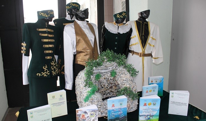 Экспозиция выставки национальных костюмов