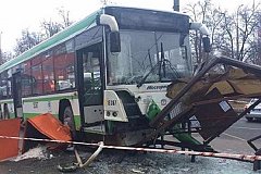 В Москве автобус врезался в остановку с людьми