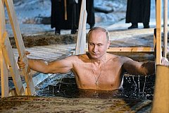 Путин и еще почти два млн россиян нырнули в крещенские купели