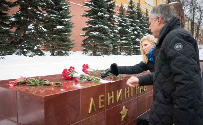 Посол США в России Джон Хантсман с  супругой возлагают цветы к мемориалу. Фото: twitter посольства США в России
