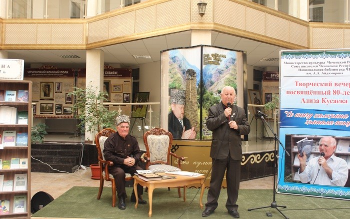 Адиз Кусаев (справа в кресле)