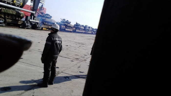 Прибывшие в Мариупольский морской порт Т-64БВ (20 февраля 2018, фото от очевидца)