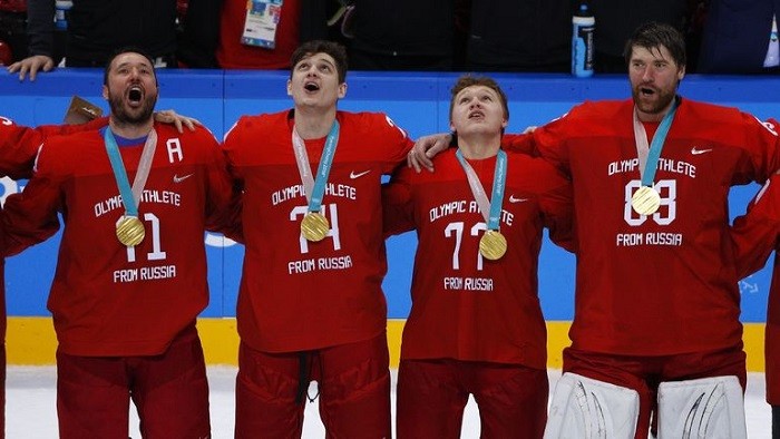 Хоккеисты поют гимн России на церемонии награждения. Фото: sport-express.ru